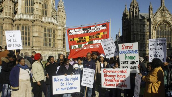 Demonstrators take part in a protest outside the Houses of Parliament in London, after a court ruling decided Chagos Islanders are not allowed to return to their homeland, Wednesday Oct. 22, 2008.  - Sputnik Africa