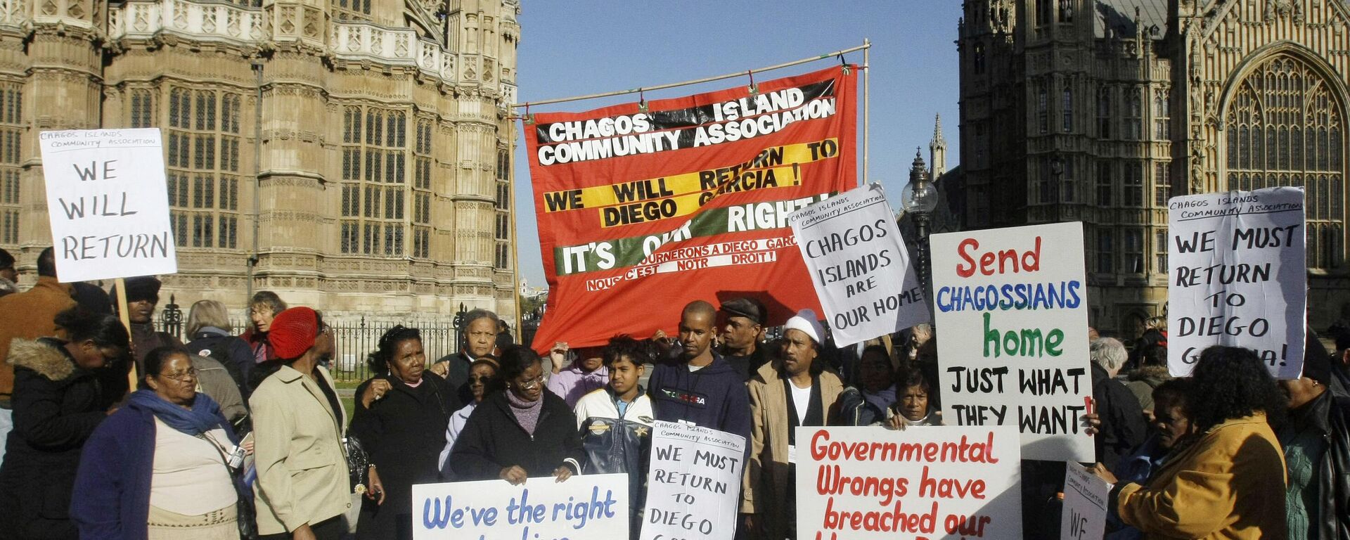 Demonstrators take part in a protest outside the Houses of Parliament in London, after a court ruling decided Chagos Islanders are not allowed to return to their homeland, Wednesday Oct. 22, 2008.  - Sputnik Africa, 1920, 15.02.2023
