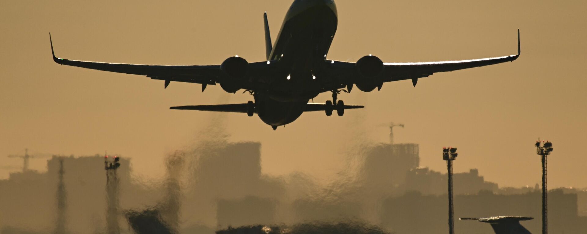 A plane during takeoff at the airport Tolmachevo in Novosibirsk, Russia.  - Sputnik Africa, 1920, 15.07.2023