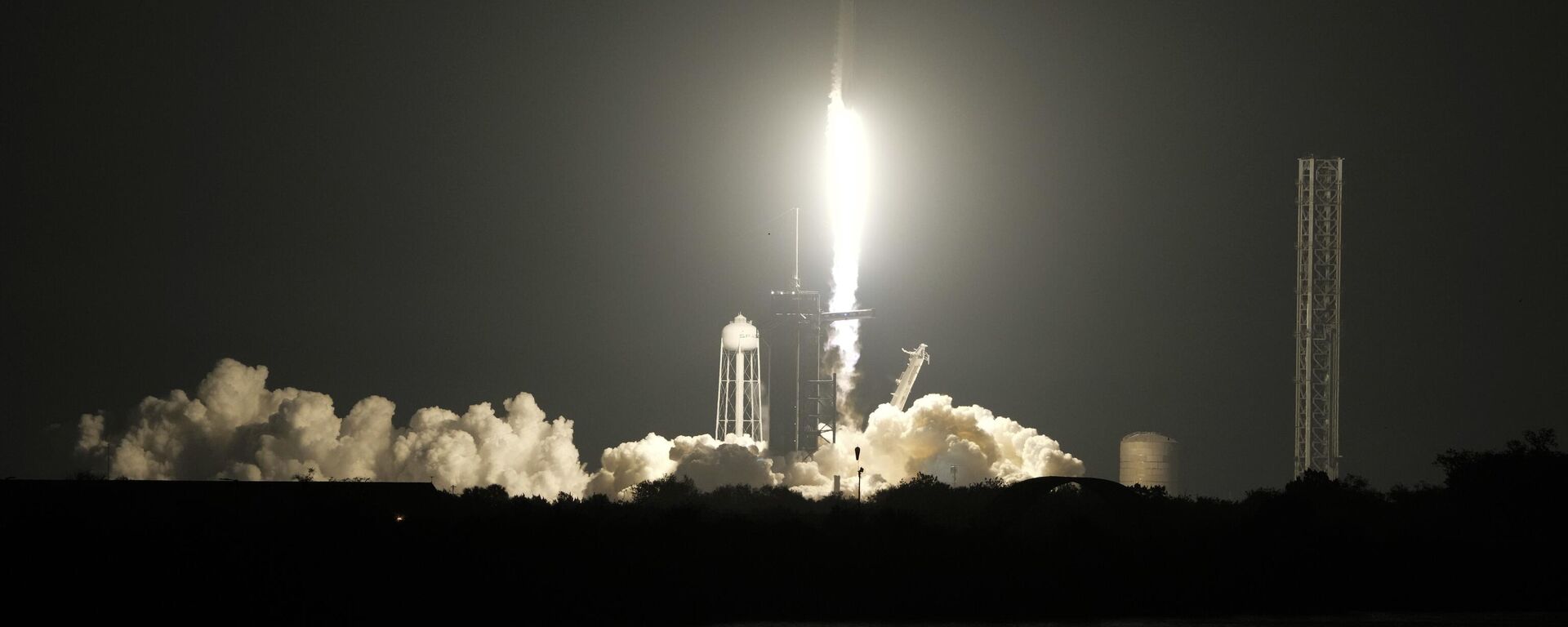 A SpaceX Falcon 9 rocket with the crew capsule Endeavour lifts off from pad 39A at the Kennedy Space Center in Cape Canaveral, Fla., Thursday, March 2, 2023. - Sputnik Africa, 1920, 15.04.2023
