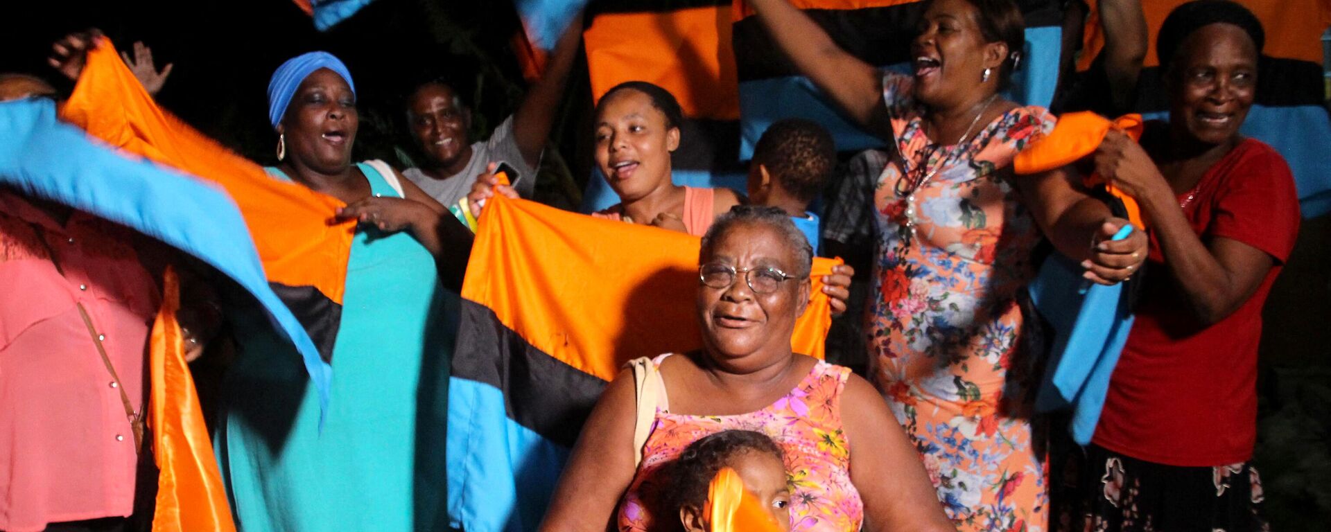 Chagossian families celebrate at the Groupe Refugies Chagos headquarters on February 25, 2019, the news that the United Nations' top court had told Britain to give up control of the Indian Ocean archipelago. - Sputnik Africa, 1920, 04.10.2024