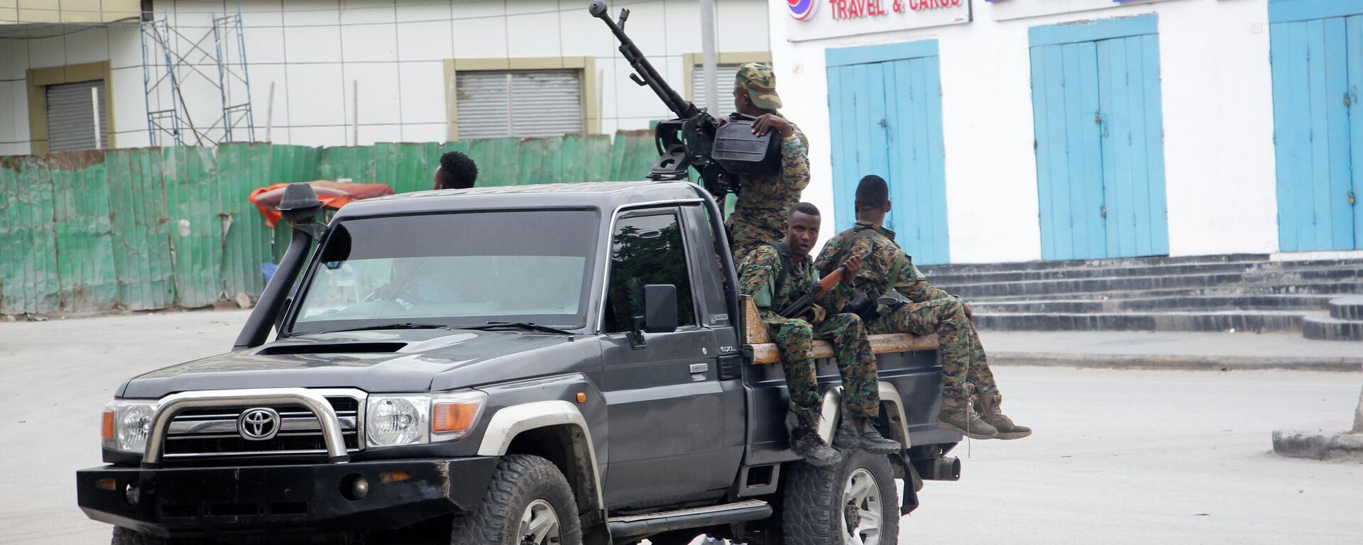 Soldiers patrol outside the Hayat Hotel in Mogadishu, Somalia, Saturday Aug, 20, 2022 - Sputnik Africa, 1920, 15.04.2023