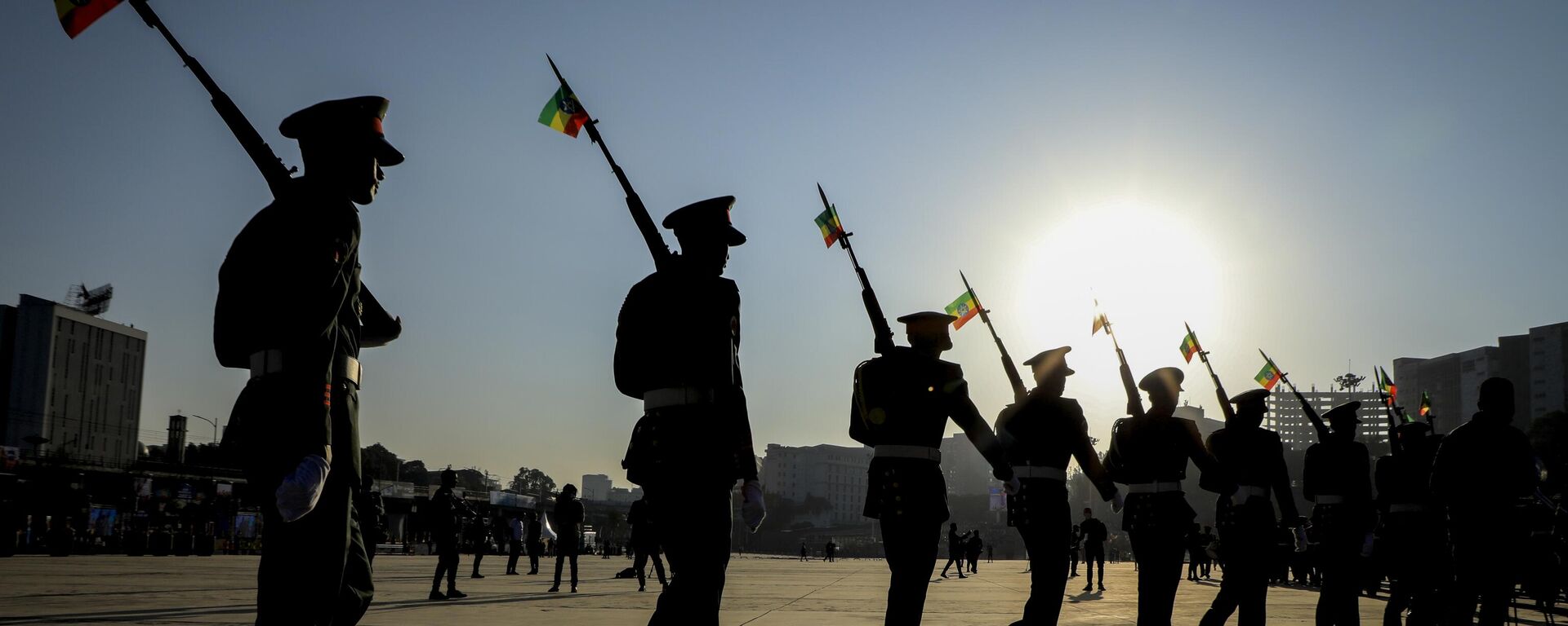 Ethiopian military parade with national flags attached to their rifles at a rally organized by local authorities to show support for the Ethiopian National Defense Force (ENDF), at Meskel square in downtown Addis Ababa, Ethiopia on Nov. 7, 2021. - Sputnik Africa, 1920, 27.05.2023