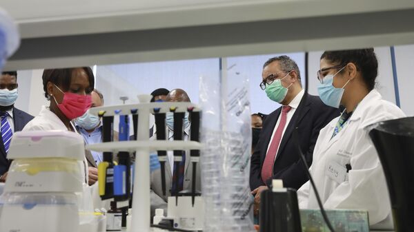 World Health Organisation (WHO) director-general Dr. Tedros Adhanom Ghebreyesus, second from right, visits the Biomedical Research Institute at Stellenbosch University's Faculty of Medicine and Health Sciences at the Tygerberg-campus in Cape Town, South African, Friday, Feb. 11, 2022.  - Sputnik Africa