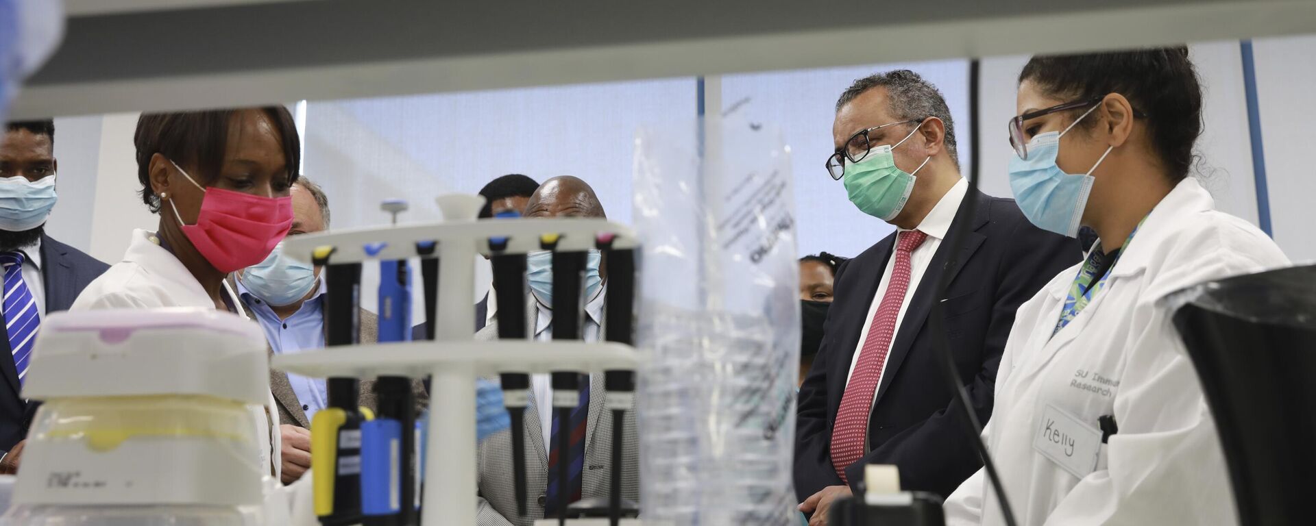 World Health Organisation (WHO) director-general Dr. Tedros Adhanom Ghebreyesus, second from right, visits the Biomedical Research Institute at Stellenbosch University's Faculty of Medicine and Health Sciences at the Tygerberg-campus in Cape Town, South African, Friday, Feb. 11, 2022.  - Sputnik Africa, 1920, 16.04.2023