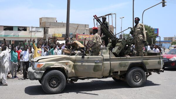 Sudanese greet army soldiers, loyal to army chief Abdel Fattah al-Burhan, in the Red Sea city of Port Sudan on April 16, 2023 - Sputnik Africa