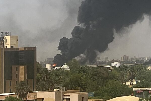 Smoke billows above residential buildings in Khartoum on April 16, 2023. - Sputnik Africa