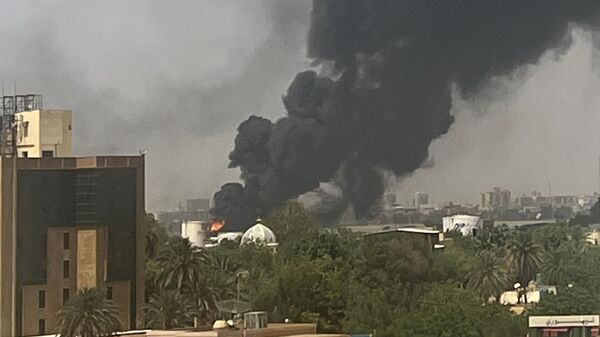 Un bâtiment en flammes à Khartoum - Sputnik Afrique