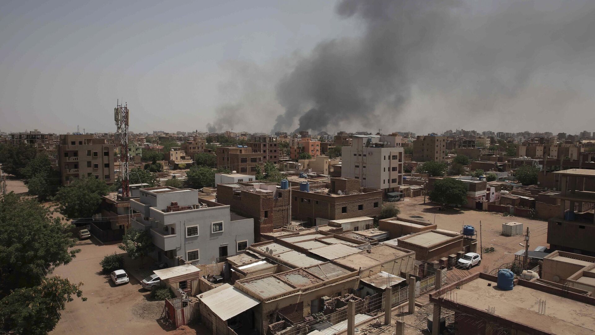 De la fumée s'élevant d'un quartier central de Khartoum, capitale du Soudan, le 16 avril 2023 - Sputnik Afrique, 1920, 18.04.2023