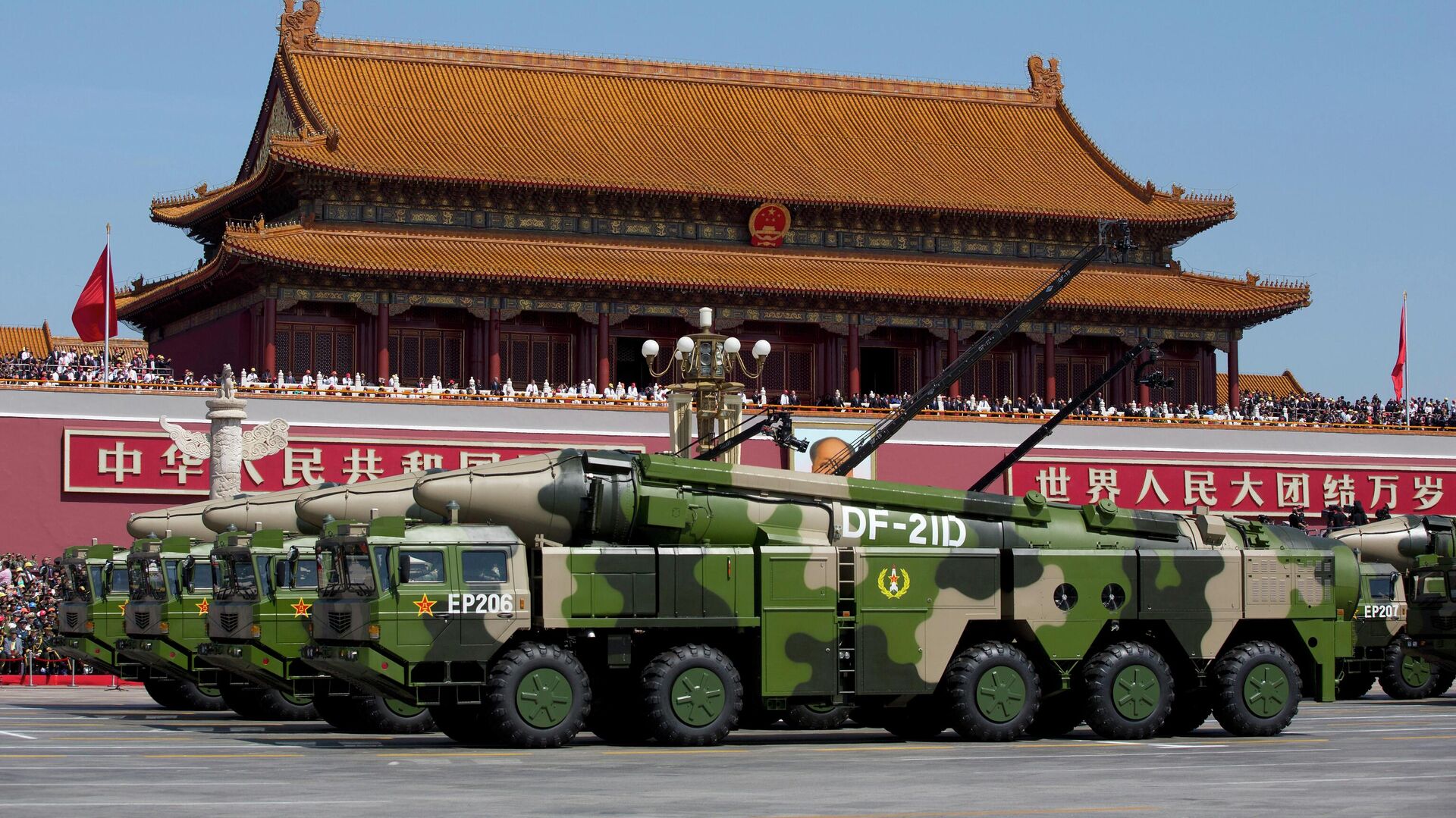 Chinese military vehicles carrying DF-21D anti-ship ballistic missiles, potentially capable of sinking a U.S. Nimitz-class aircraft carrier in a single strike, drive past Tiananmen Gate during a military parade to commemorate the 70th anniversary of the end of World War II, in Beijing on Sept. 3, 2015. - Sputnik Africa, 1920, 18.04.2023