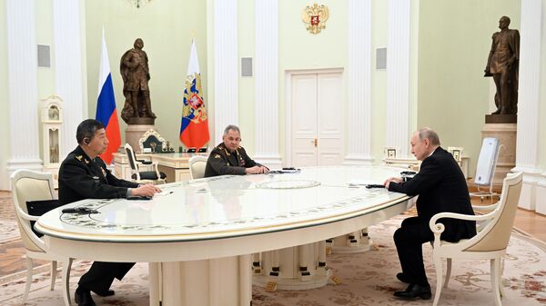 Le président russe Vladimir Poutine tient une réunion avec le ministre chinois de la Défense, Li Shangfu. Le ministre russe de la Défense, Sergueï Choïgou, a également assisté à la réunion. - Sputnik Afrique