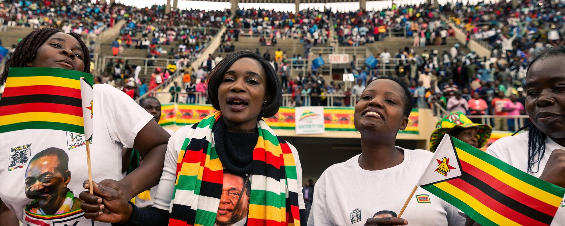Supporters of President Emmerson Mnangagwa wave flags during the celebration of Zimbabwe's 39th Independence Day anniversary at the country's National Sports Stadium on April 18, 2019 - Sputnik Africa, 1920, 18.04.2023