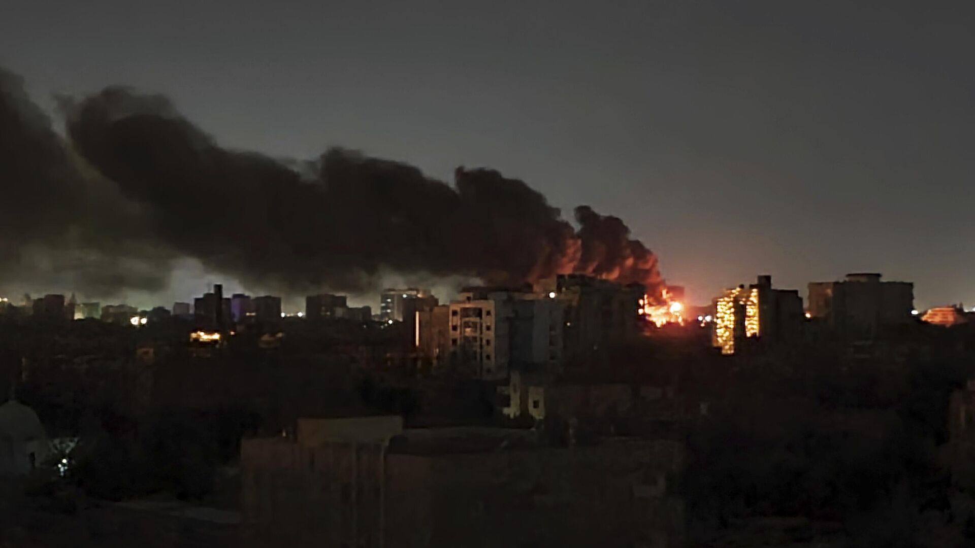 La fumée monte à l'horizon alors qu'un incendie brûle à Khartoum, au Soudan, le 16 avril 2023 - Sputnik Afrique, 1920, 30.04.2023