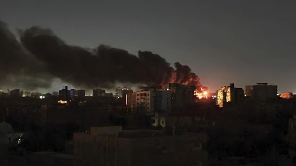 La fumée monte à l'horizon alors qu'un incendie brûle à Khartoum, au Soudan, le 16 avril 2023 - Sputnik Afrique