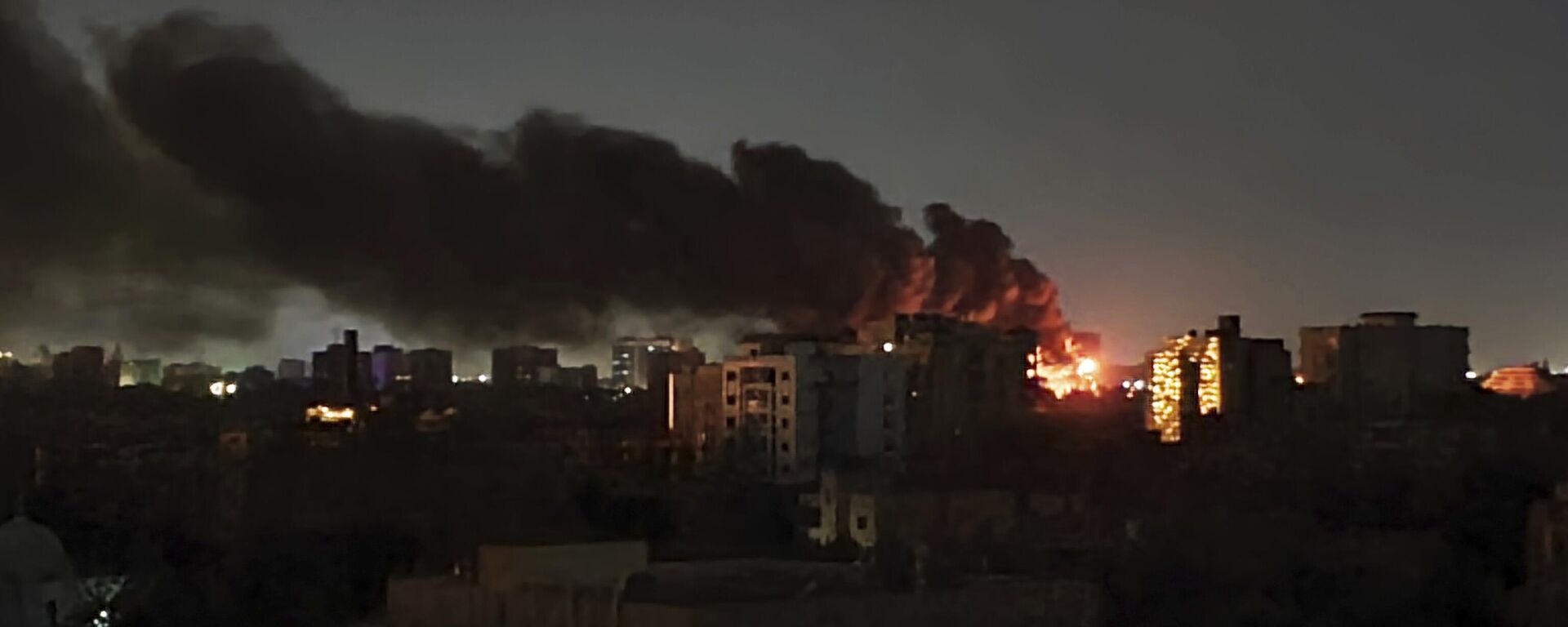 Smoke rises over the horizon as a fire burns after a strike in Khartoum, Sudan, Sunday, April 16, 2023 - Sputnik Africa, 1920, 08.01.2024
