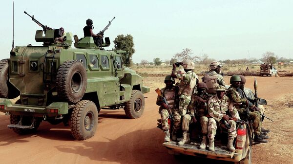 Nigerian army soldiers along a road in Chibok, northeastern Nigeria, on March 5, 2015 - Sputnik Africa