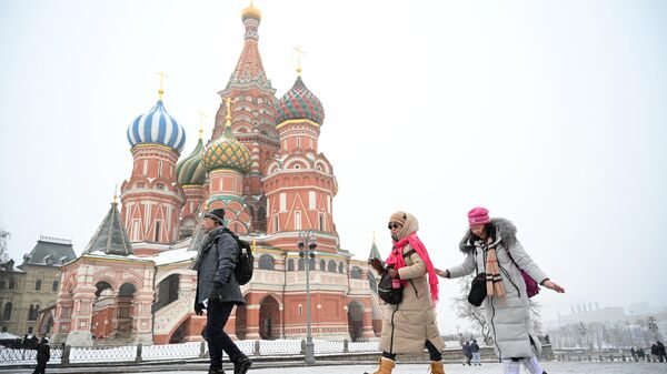 Tourists from China walk on Red Square in Moscow. The group, which arrived in Moscow from China for the first time since the resumption of tourism, consists of 34 people, all of them from the city of Guangzhou. - Sputnik Africa