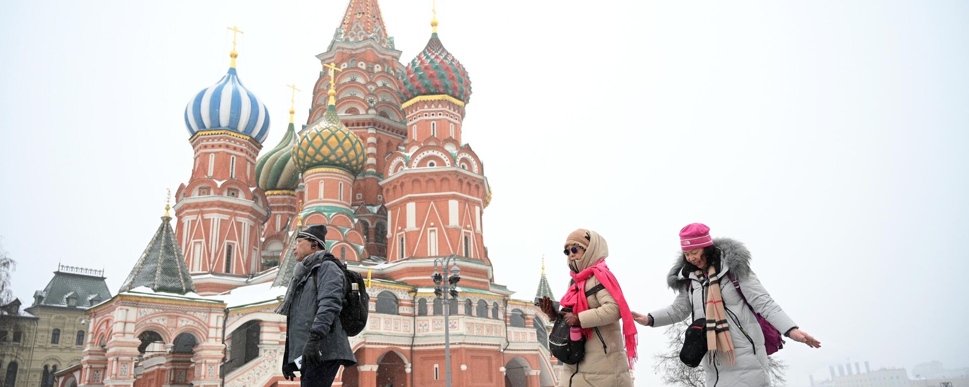 Tourists from China walk on Red Square in Moscow. The group, which arrived in Moscow from China for the first time since the resumption of tourism, consists of 34 people, all of them from the city of Guangzhou. - Sputnik Africa, 1920, 18.10.2023