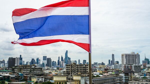 Skyline of Bangkok behind the Flag of Thailand - Sputnik Africa