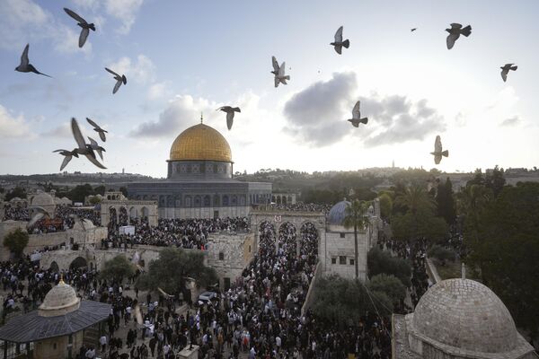 Palestinians attend Eid al-Fitr holiday celebrations by the Dome of the Rock shrine in the Al Aqsa Mosque compound in Jerusalem&#x27;s Old City, Friday, April 21, 2023.  - Sputnik Africa