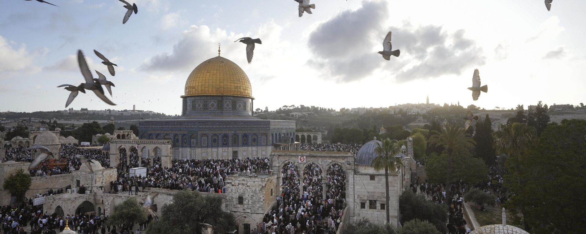 Les musulmans palestiniens célèbrent l'Aïd al-Fitr au temple du Dôme du Rocher dans le complexe de la mosquée Al-Aqsa dans la vieille ville de Jérusalem, le 21 avril 2023. (AP Photo/Mahmoud Illean)  - Sputnik Afrique, 1920, 15.10.2023
