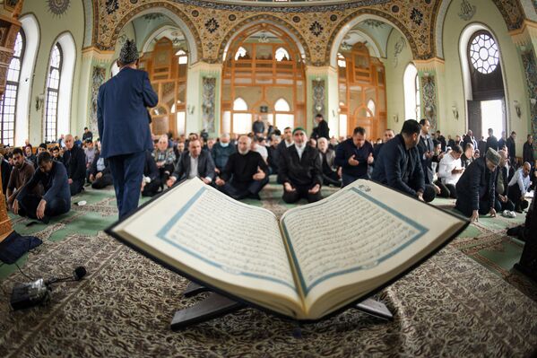 Muslim worshippers at the service on the day of Eid al-Adha in Tiazapir Mosque in Baku. - Sputnik Africa