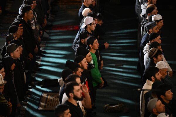 Muslims at the service on the day of Eid al-Fitr in the Moscow Cathedral Mosque.  - Sputnik Africa