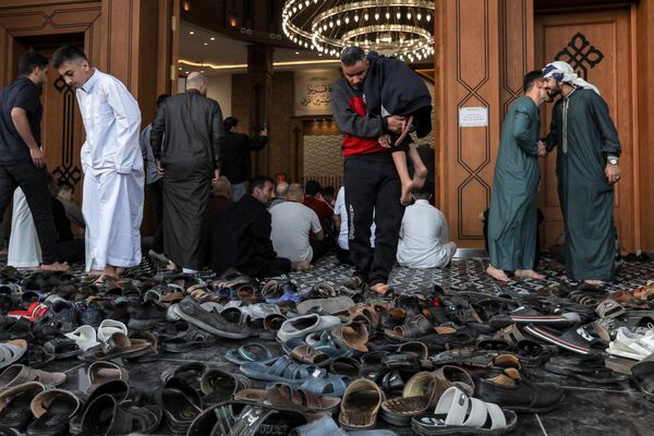 Sunni Muslim worshippers exit at al-Firdous Mosque in Arbil, the capital of the autonomous Kurdish region of northern Iraq. - Sputnik Africa