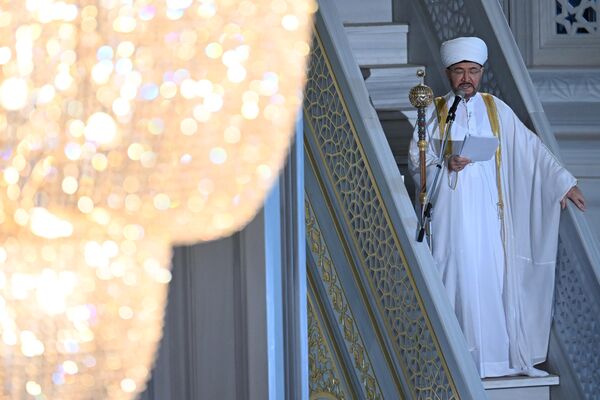 Grand Mufti Ravil Gaynutdin, Chairman of the Council of Muftis of Russia, Chairman of the Spiritual Board of Muslims of the Russian Federation, at a service on the day of Uraza-Bayram in the Moscow Cathedral Mosque. - Sputnik Africa