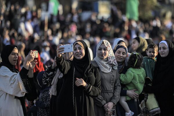 Muslim women worshippers pose for a &quot;selfie&quot; photo as they gather after prayers on the first day of Eid al-Fitr in Gaza City. - Sputnik Africa