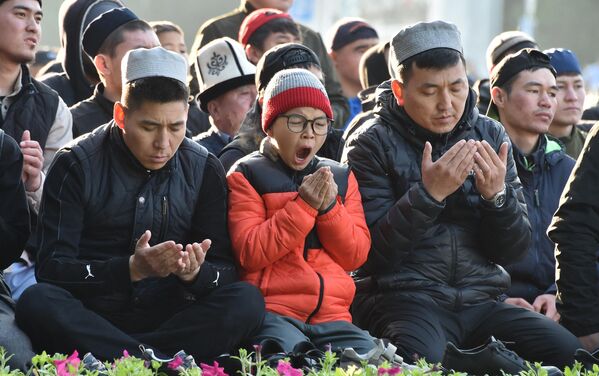 Kyrgyz Muslims pray in central Bishkek on April 21, 2023, during the celebrations of Eid al-Fitr. - Sputnik Africa