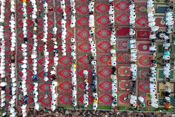 In this aerial view, Muslim worshippers pray on the first day of Eid al-Fitr in Kuwait City. - Sputnik Africa