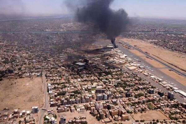 This image grab taken from AFPTV video footage on April 20, 2023, shows an aerial view of black smoke rising above the Khartoum International Airport amid ongoing battles between the forces of two rival generals. - Hundreds of people have been killed since the fighting erupted on April 15 between forces loyal to Sudan&#x27;s army chief Abdel Fattah al-Burhan and his deputy, Mohamed Hamdan Daglo, who commands the paramilitary Rapid Support Forces (RSF) - Sputnik Africa