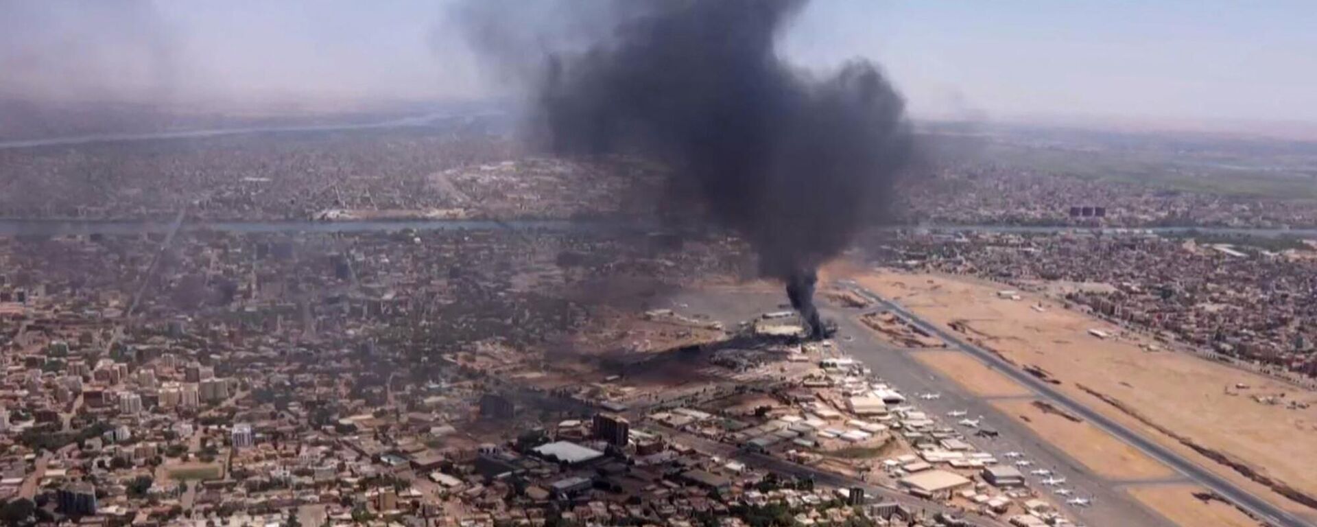 Dark smoke rising over Khartoum International Airport amid ongoing fighting in Sudan - Sputnik Africa, 1920, 21.04.2023