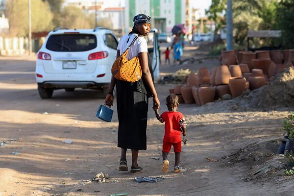 People flee their neighbourhoods amid fighting between the army and paramilitaries in Khartoum on April 19, 2023, following the collapse of a 24-hour truce.  - Sputnik Africa