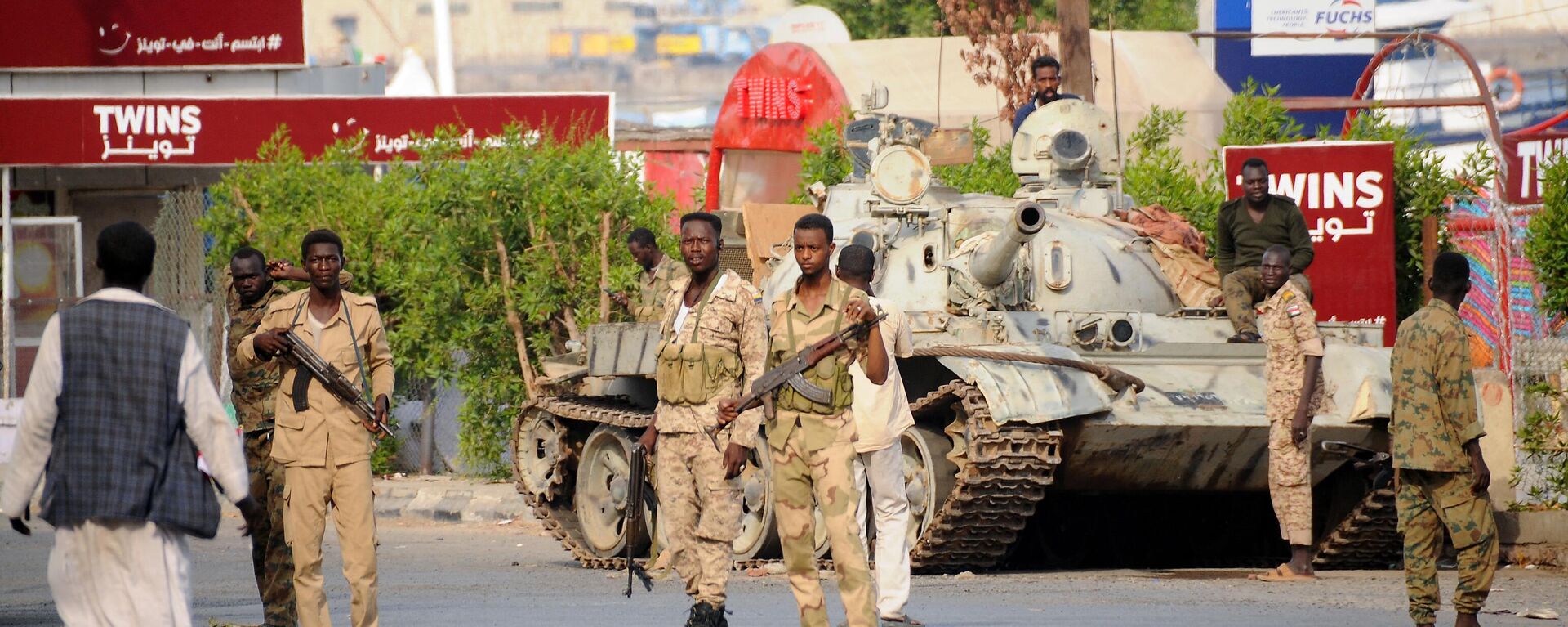 Sudanese army soldiers, loyal to army chief Abdel Fattah al-Burhan, man a position in the Red Sea city of Port Sudan, on April 20, 2023.  - Sputnik Africa, 1920, 22.04.2023