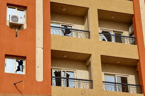 Broken windows are pictured in a residential building in Khartoum on April 18, 2023 in the aftermath of fighting between the Sudanese army and paramilitary forces led by rival generals. - Explosions rocked the Sudanese capital on the fourth day of fighting that has claimed nearly 200 lives, despite growing international calls for an end to hostilities that have spawned increasing lawlessness.  - Sputnik Africa