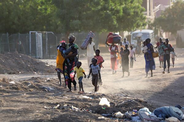 People flee their neighbourhoods amid fighting between the army and paramilitaries in Khartoum on April 19, 2023, following the collapse of a 24-hour truce.  - Sputnik Africa