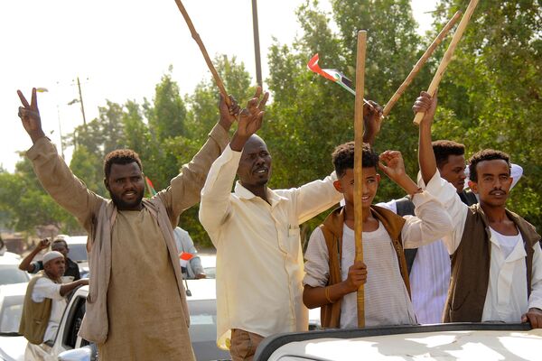 People cheer a senior general loyal to army chief Abdel Fattah al-Burhan in the Red Sea city of Port Sudan, on April 20, 2023. - More than 300 people have been killed since the fighting erupted April 15 between forces loyal to al-Burhan and his deputy, Mohamed Hamdan Daglo, who commands the paramilitary Rapid Support Forces (RSF).  - Sputnik Africa