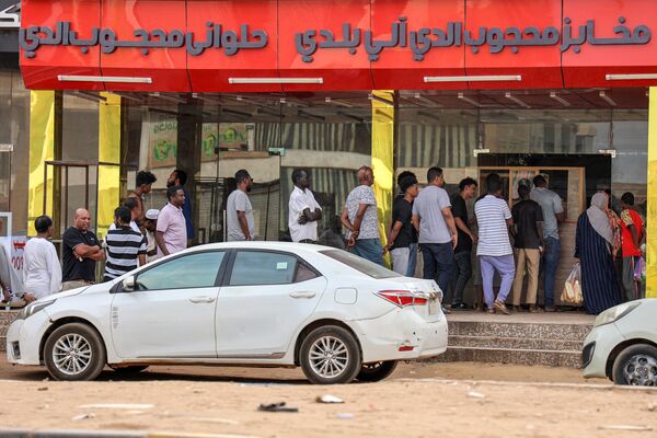 People queue for bread outside a bakery amidst a food crisis in Khartoum on April 18, 2023. - Explosions rocked the Sudanese capital Khartoum on April 18, the fourth day of fighting that has claimed nearly 200 lives despite growing international calls for an end to hostilities that have spawned increasing lawlessness.  - Sputnik Africa