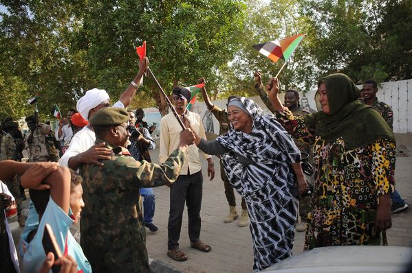 People welcome Othman Mohammed (L) a senior general loyal to army chief Abdel Fattah al-Burhan,  in the Red Sea city of Port Sudan, on April 20, 2023. - More than 300 people have been killed since the fighting erupted April 15 between forces loyal to al-Burhan and his deputy, Mohamed Hamdan Daglo, who commands the paramilitary Rapid Support Forces (RSF).  - Sputnik Africa