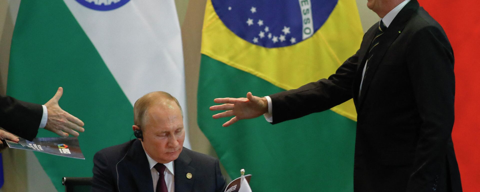 Brazil's President Jair Bolsonaro (R) and Russian President Vladimir Putin (L) attend to  a meeting with members of the Business Council and management of the New Development Bank during the BRICS Summit in Brasilia, November 14, 2019 - Sputnik Africa, 1920, 21.04.2023