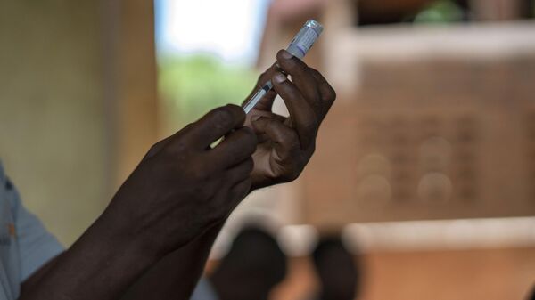 Des responsables de la santé se préparent à vacciner contre le paludisme les habitants du village de Tomali, au Malawi, le 11 décembre 2019 - Sputnik Afrique