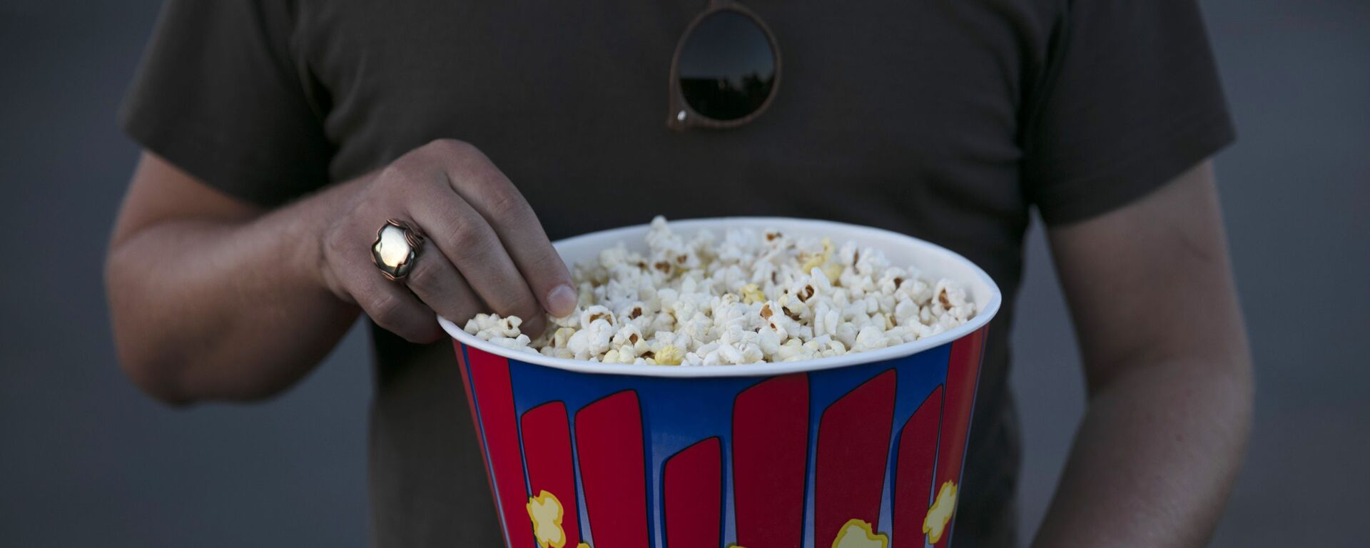 A moviegoer eats popcorn at Mission Tiki drive-in theater in Montclair, Calif., Thursday, May 28, 2020. - Sputnik Africa, 1920, 22.04.2023