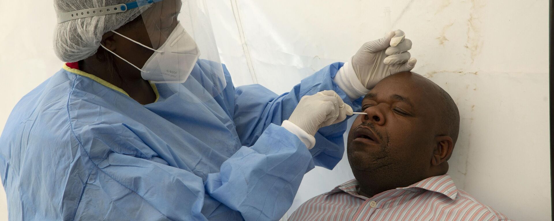 A patient undergoes a nasal swab to check for COVID-19 at a testing center in Soweto, South Africa, on May 11, 2022. - Sputnik Africa, 1920, 09.12.2022