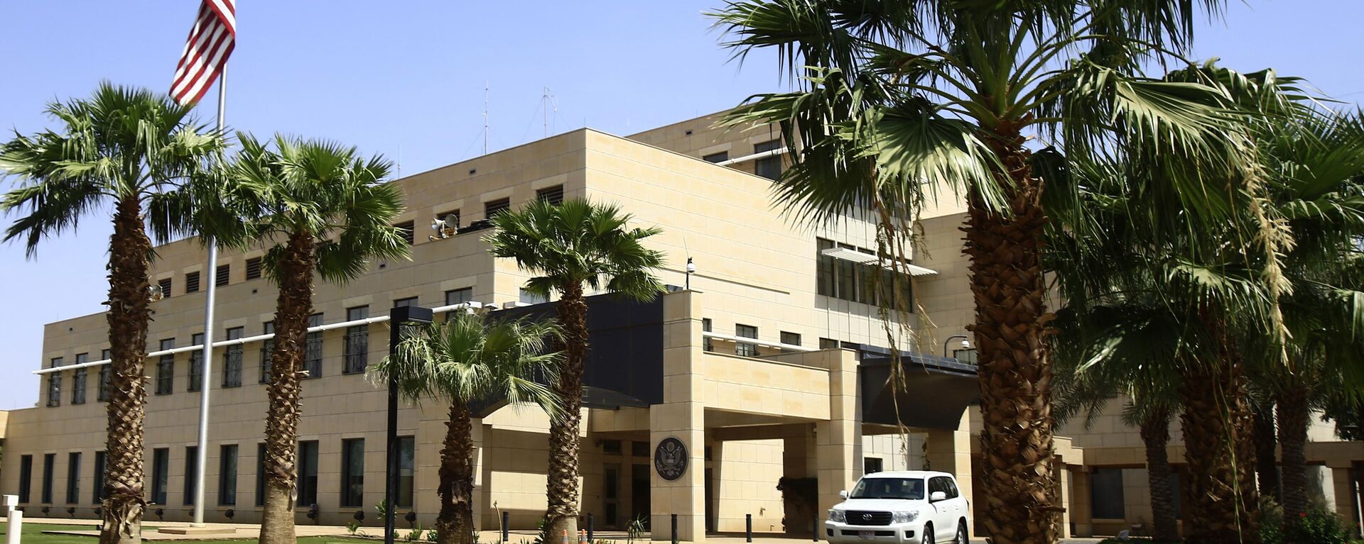 This file photo taken on October 07, 2017 shows a view of the exterior of the US Embassy in the Sudanese capital of Khartoum.  - Sputnik Africa, 1920, 27.04.2023