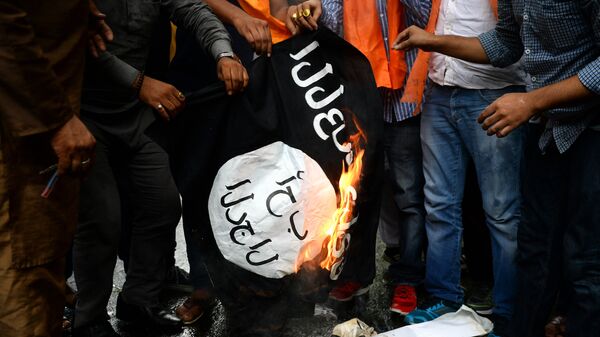 Activists from the Hindu Sena group burn a flag of the jihadist Islamic State group in New Delhi on August 5, 2015 - Sputnik Africa