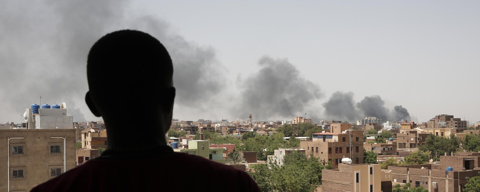 Smoke is seen in Khartoum, Sudan, Saturday, April 22, 2023.  - Sputnik Africa, 1920, 23.04.2023