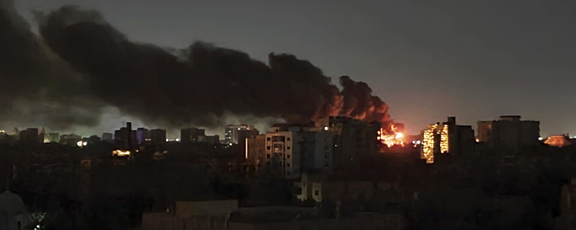 Smoke rises over the horizon as a fire burns after a strike in Khartoum, Sudan, Sunday, April 16, 2023. - Sputnik Africa, 1920, 01.05.2023