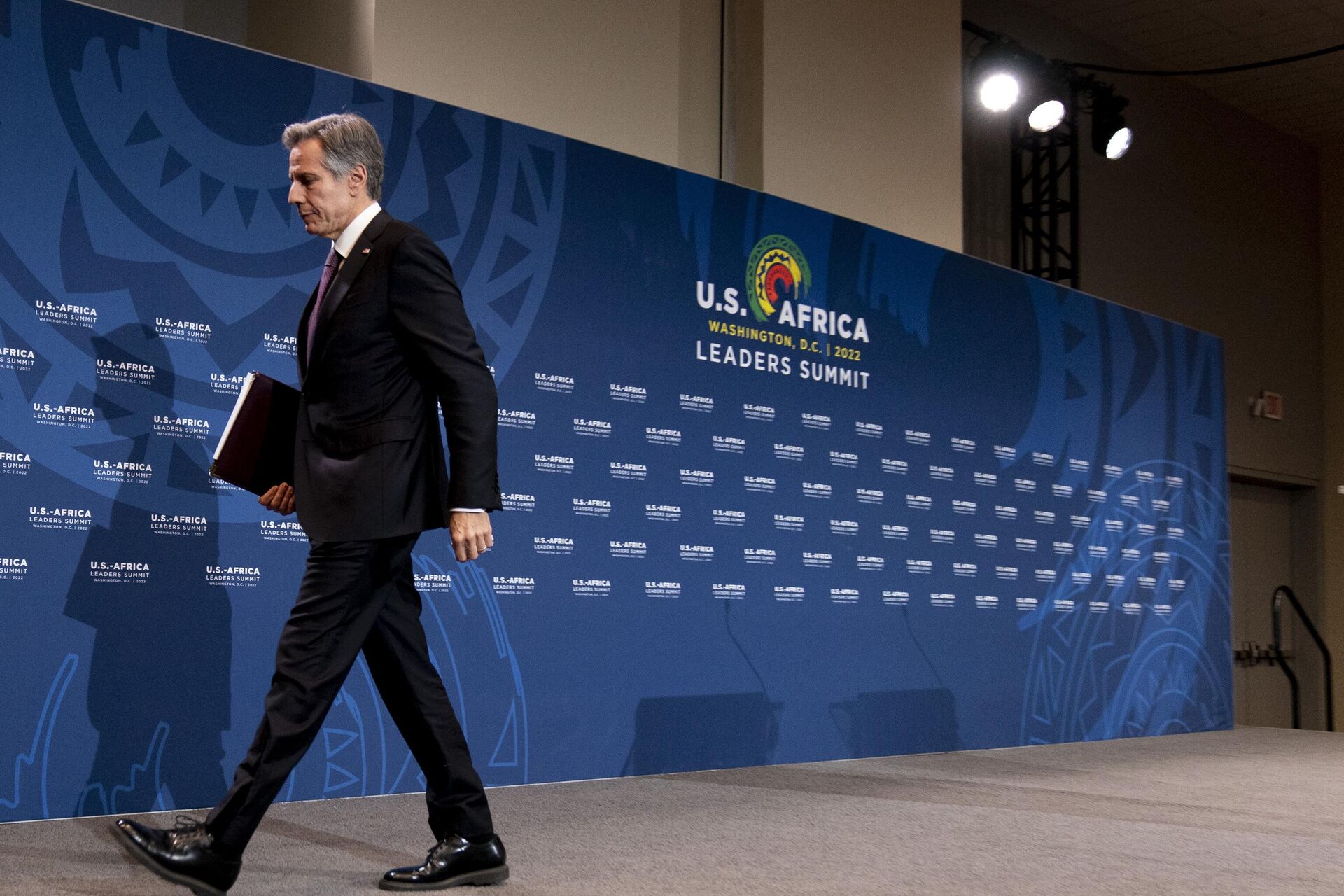 Secretary of State Antony Blinken departs a news conference at a U.S. Africa Leaders Summit at the Walter E. Washington Convention Center in Washington, Thursday, Dec. 15, 2022.  - Sputnik Africa, 1920, 23.04.2023